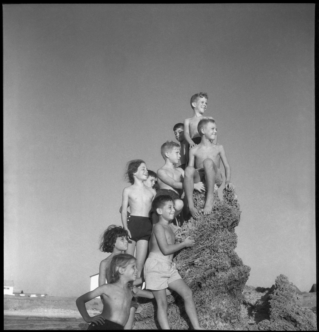 ילדים בחופשת קיץ, סוף שנות ה-50. צילום: מורדו אברהמוב. הוצג בגלריית הקיבוץ