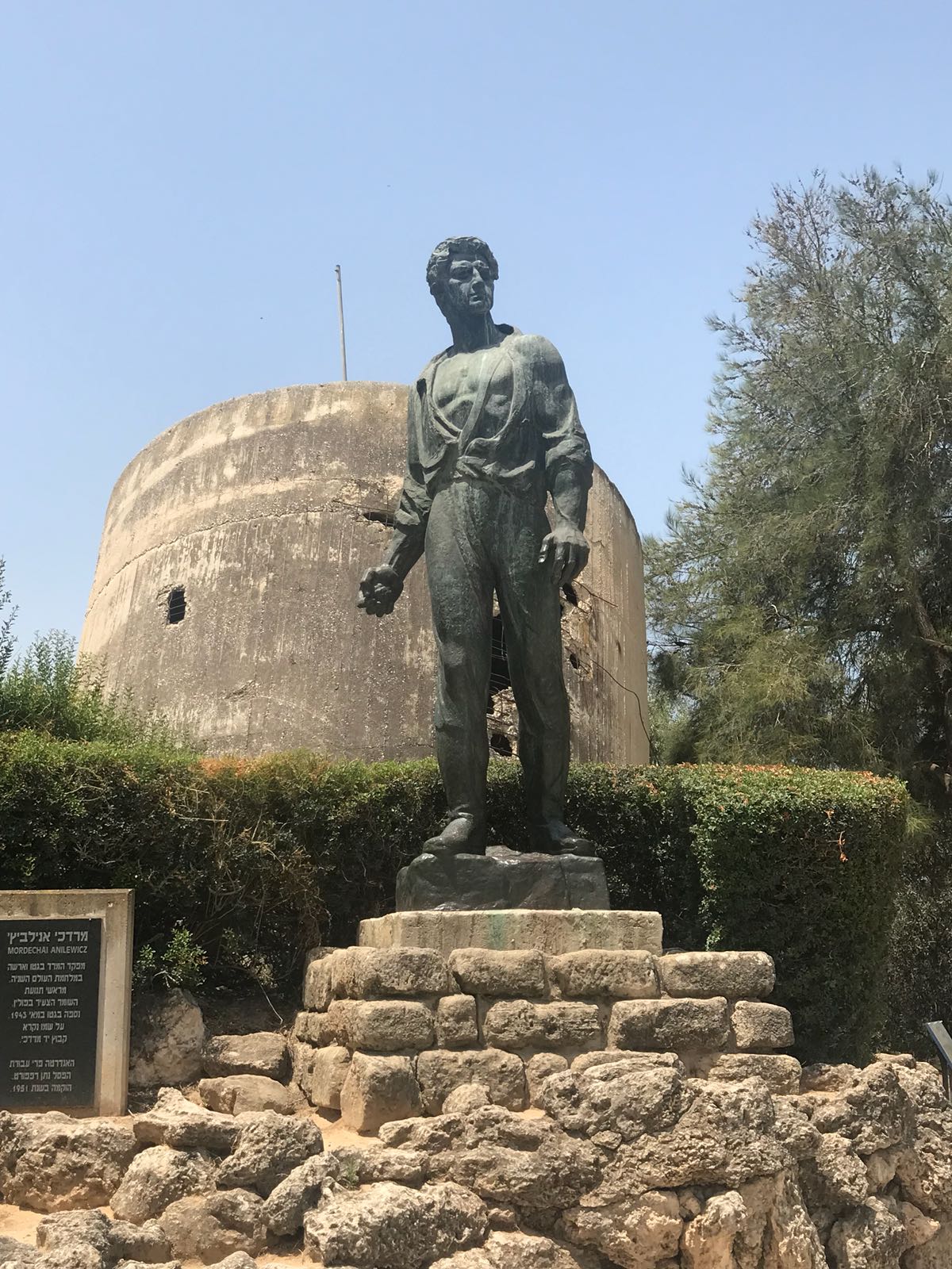הפסל המפורסם של מרדכי אנילביץ' בקיבוץ יד מרדכי, הקרוי על שמו