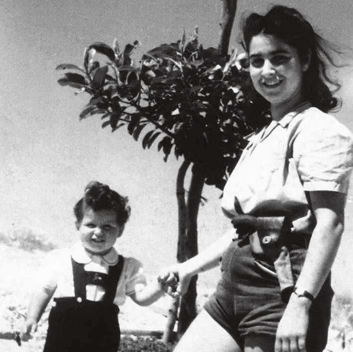 מירה בן-ארי ז"ל ובנה דני. צילום מתוך האלבום המשפחתי