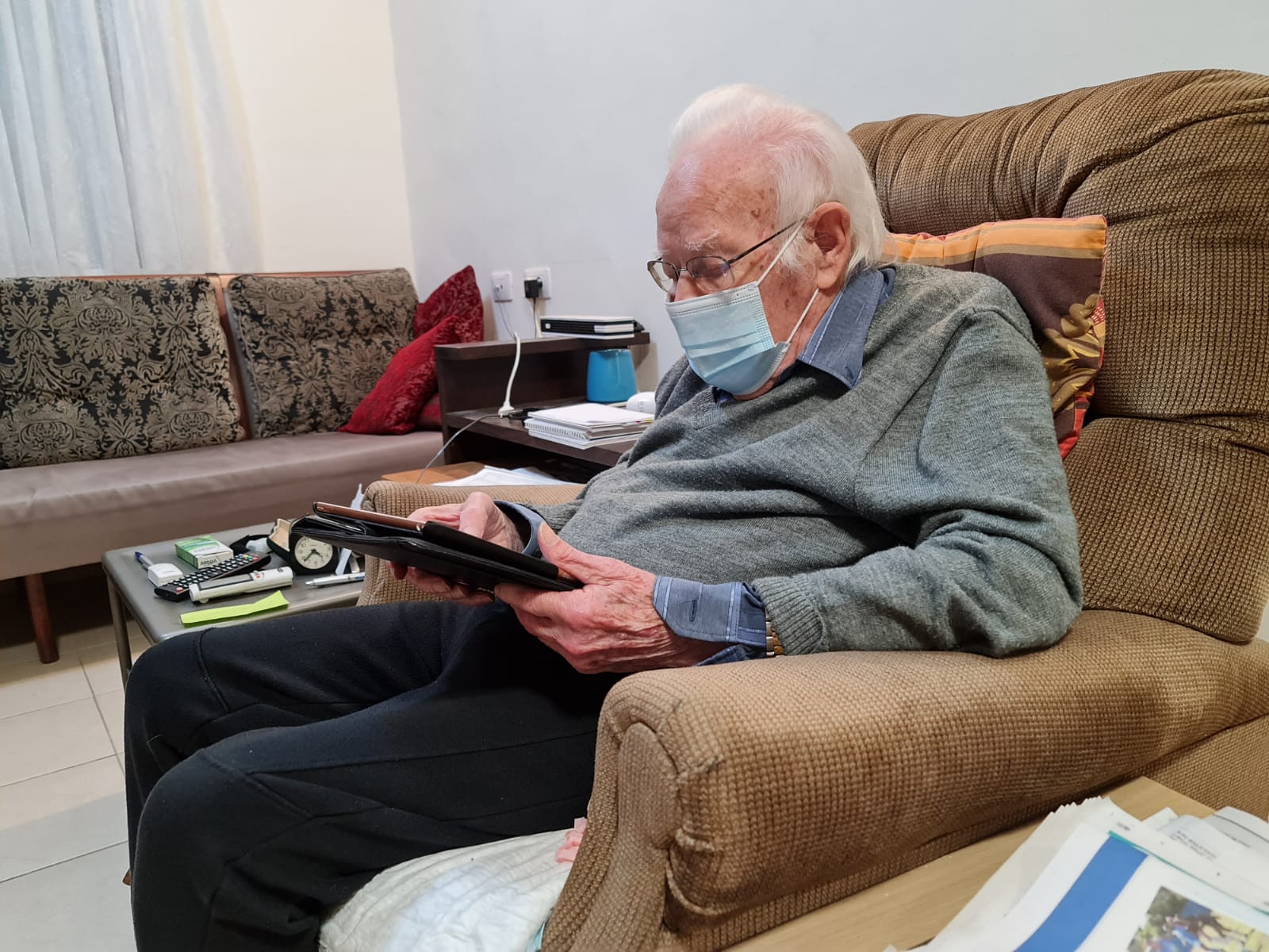 אהרון ידלין בן ה-94 מצביע בביתו במועצ בתנועה הקודמת כציר מטעם קיבוצו