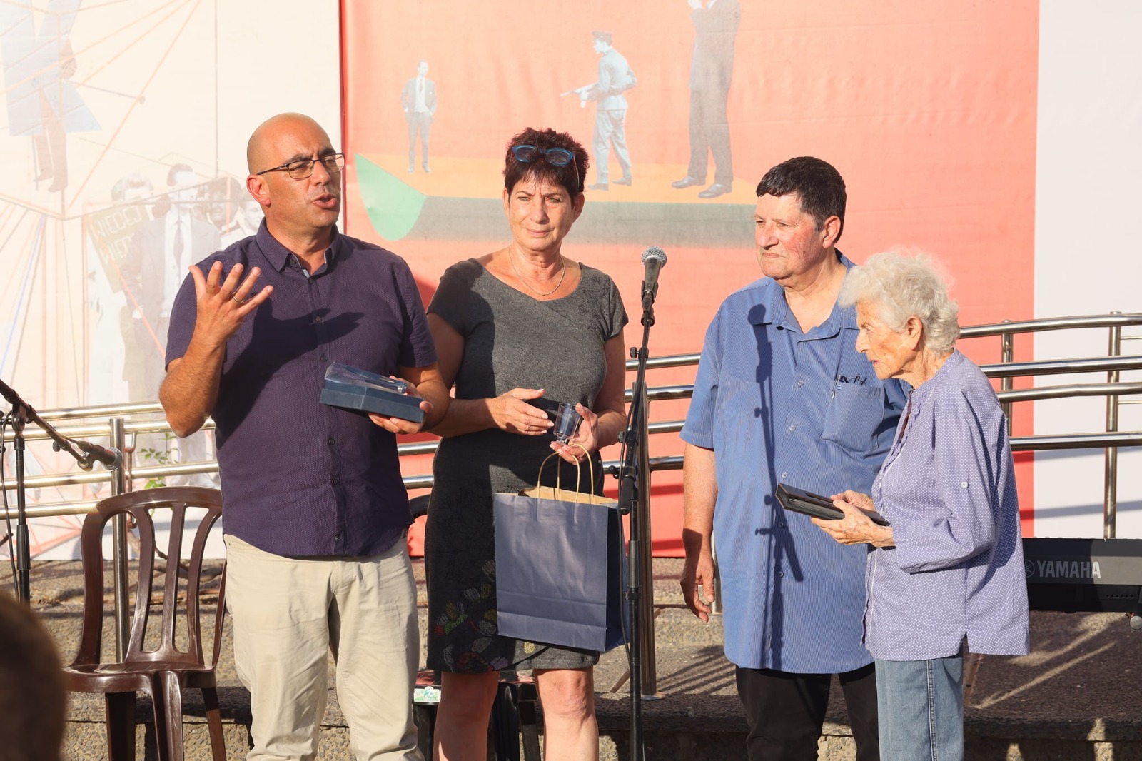 יגאל כהן (משמאל), מנכ"ל בית לוחמי הגטאות, מברך את עדנה סולודר יחד עם נגה בוטנסקי וניר מאיר