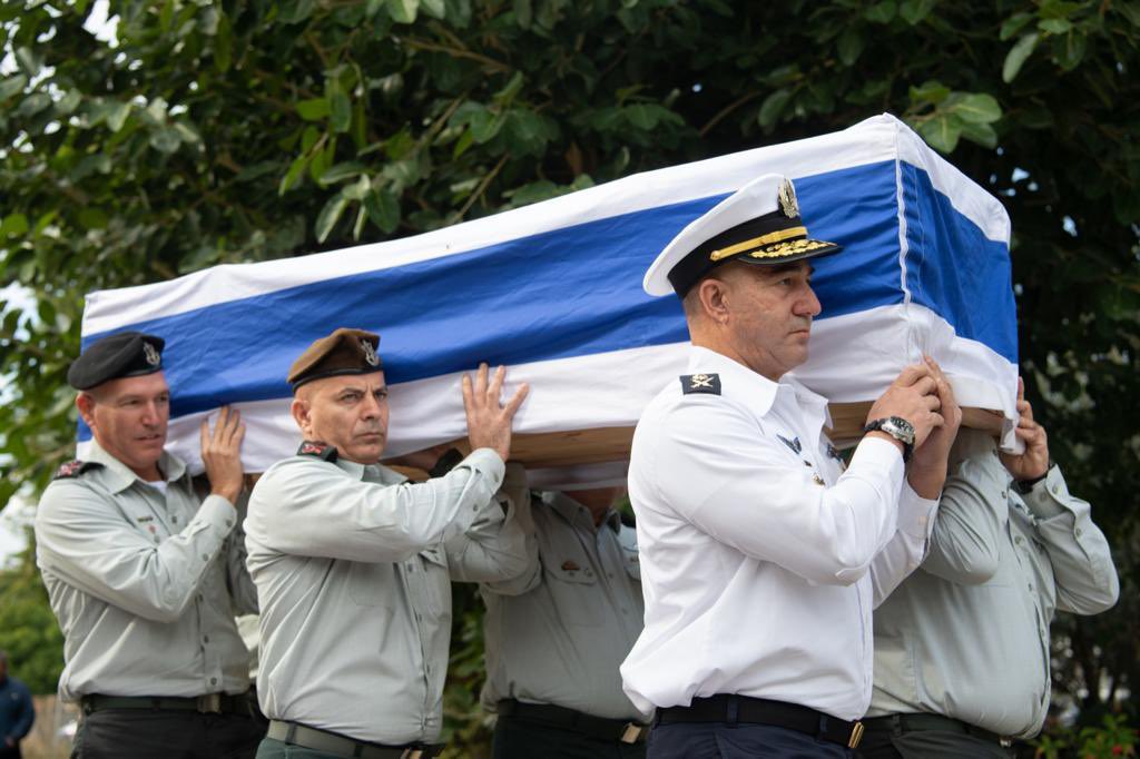 שישה מאלופי צה״ל נושאים את ארונו של אורי שמחוני בהלוויה בגינוסר. צילום: דו"צ