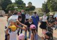 השגריר הארגנטינאי זוכה לקבלת פנים מרגשת מילדי הקיבוץ