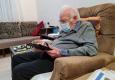 אהרון ידלין בן ה-94 מצביע בביתו במועצ בתנועה הקודמת כציר מטעם קיבוצו