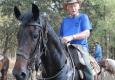 אריק נחמקין רוכב על סוס כאשר מועדון הרוכבים הנהללי חגג לו יום הולדת 90. צילום: עופר אבידוב מנהלל 