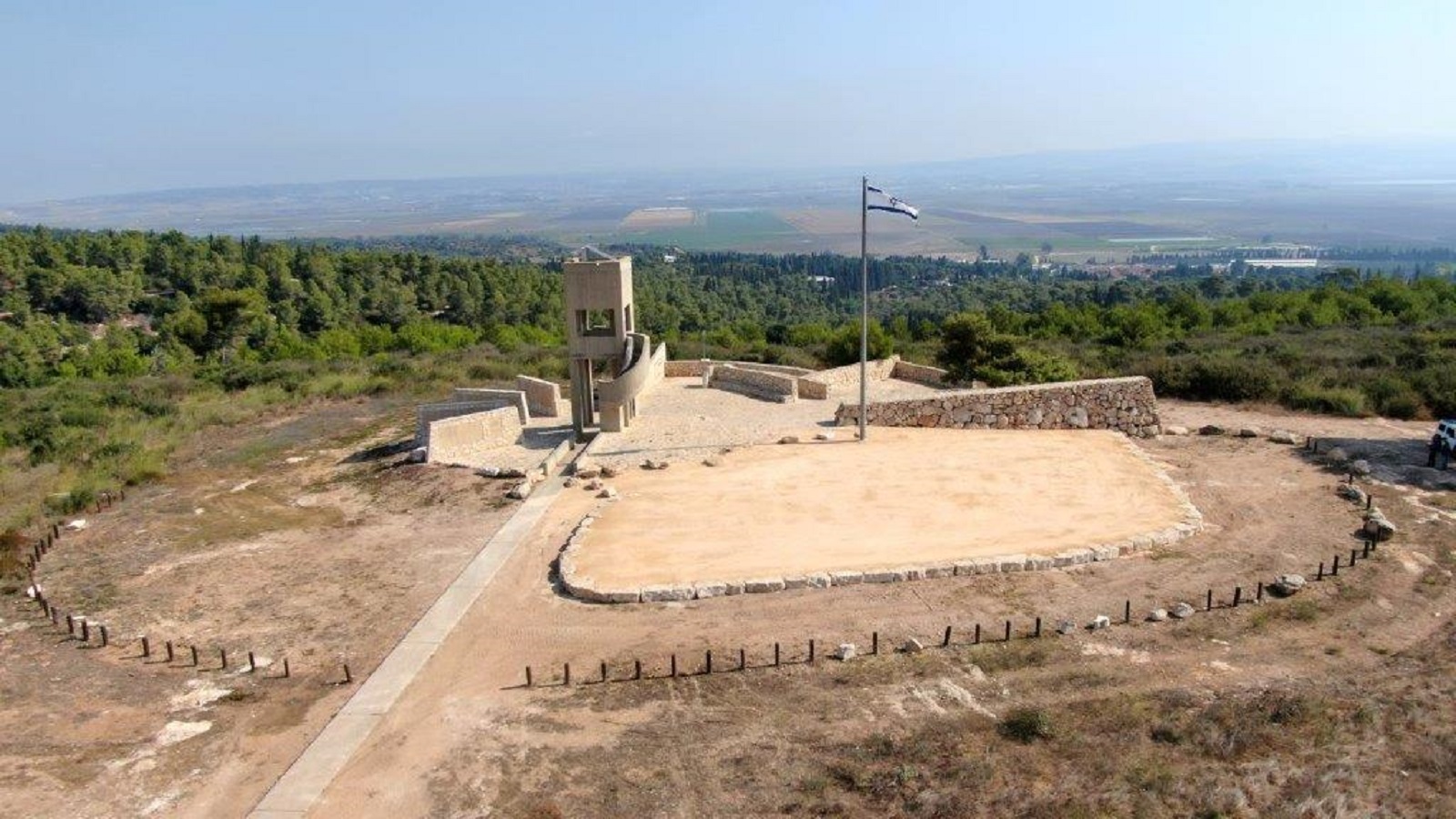 האנדרטה במבט מלמעלה. קירות נוספים ייבנו להנצחת נרצחי ונופלי 7.10 ומלחמת חרבות ברזל. צילום: סער רמון