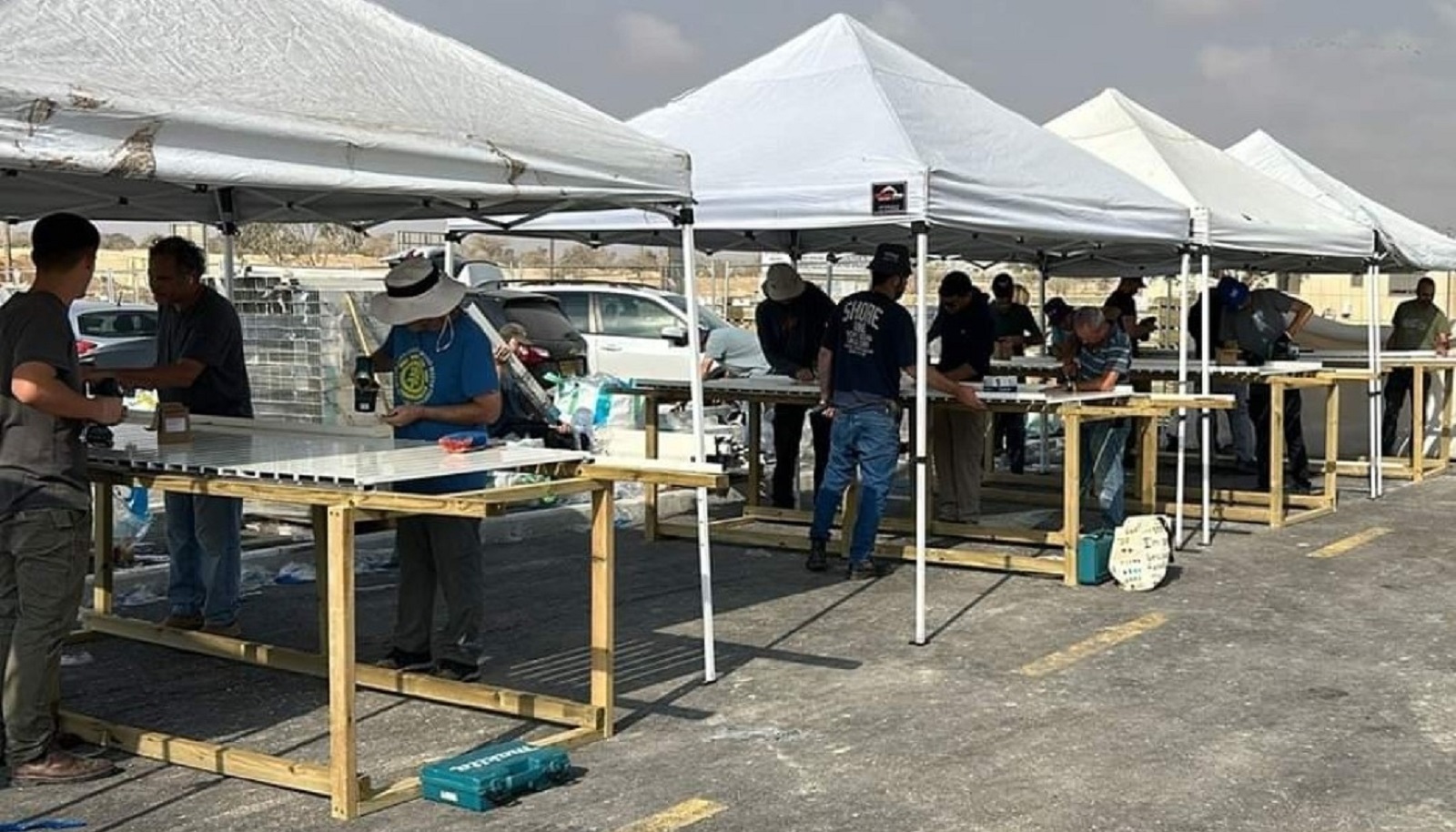 המתנדבים בעם: בונים פרגולות בחצרים