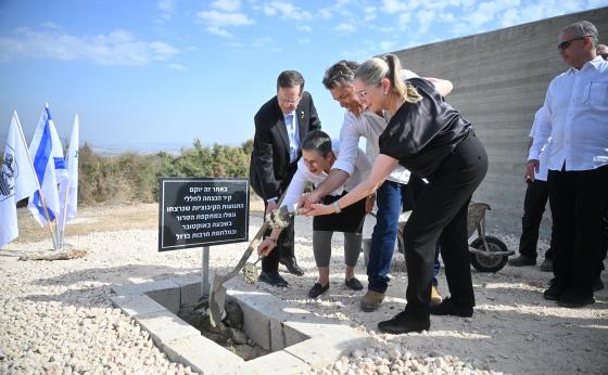 נשיא המדינה מניח את אבן הפינה