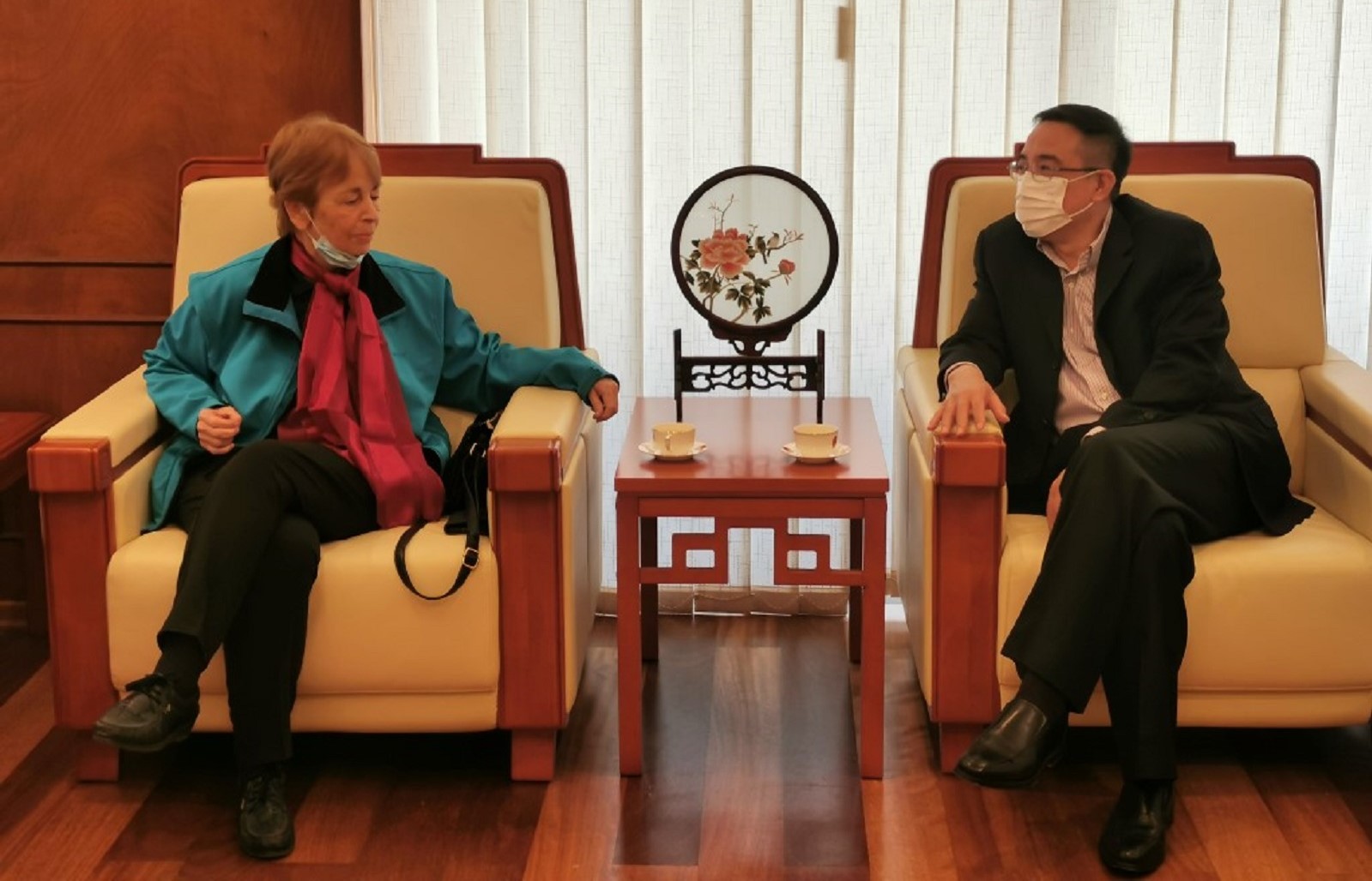 השגריר הסיני ופרופ' פלגי בפגישתם לפני ההרצאה
