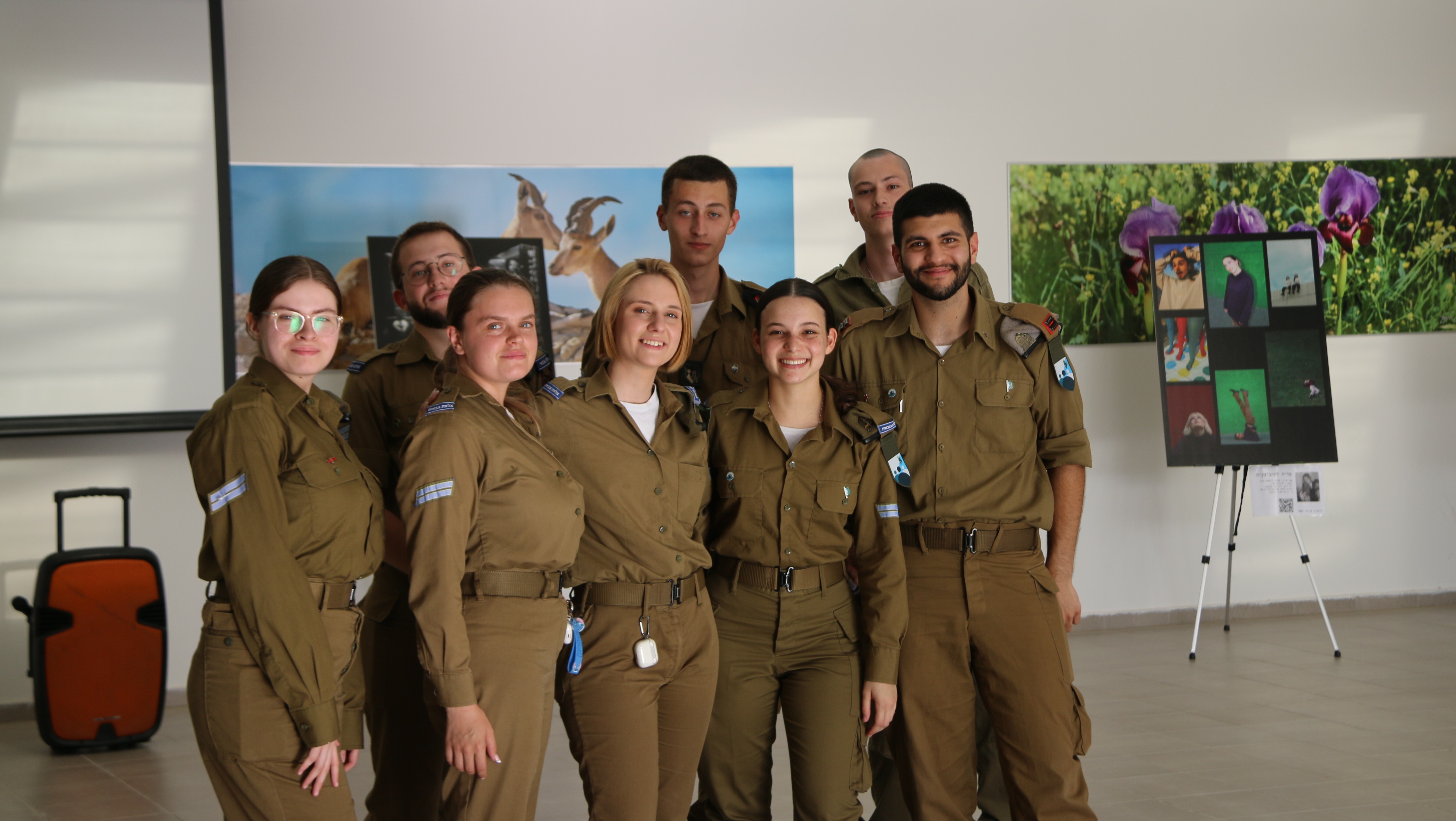 לאה (במרכז) והחיילים המציגים את יצירותיהם בתערוכה בעיר הבה"דים. צילום: אילנה גלושקו