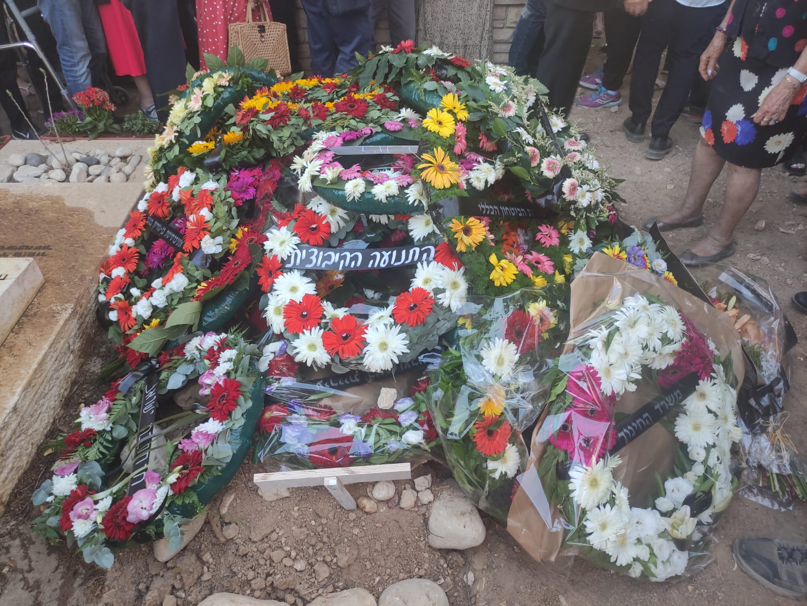 קברו של אהרן ידלין מכוסה זרים