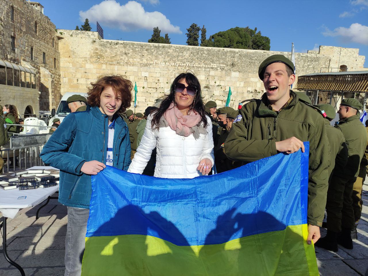 ארקדי, טטיאנה ואלברט עם דגל אוקראינה רגעים ספורים לאחר המפגש המרגש בכותל