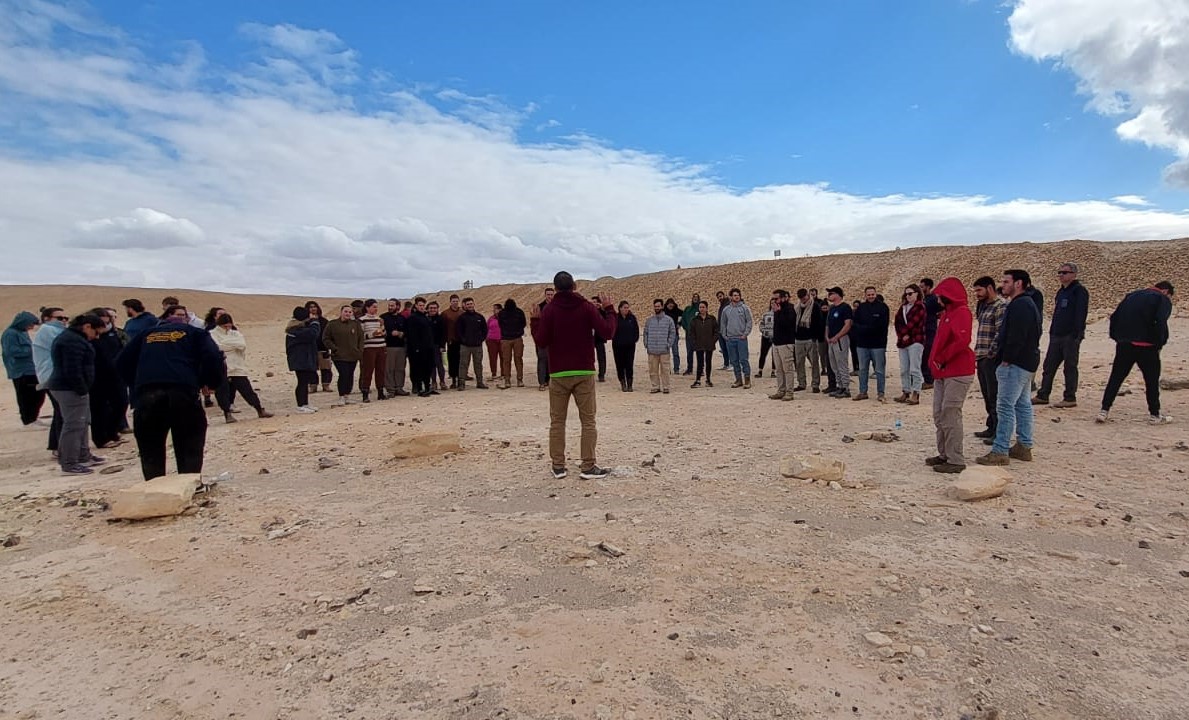 עושים היכרות עם המסלול והנוף בערבה התיכונה בהכנת המדריכים לקראת מסע י"ב