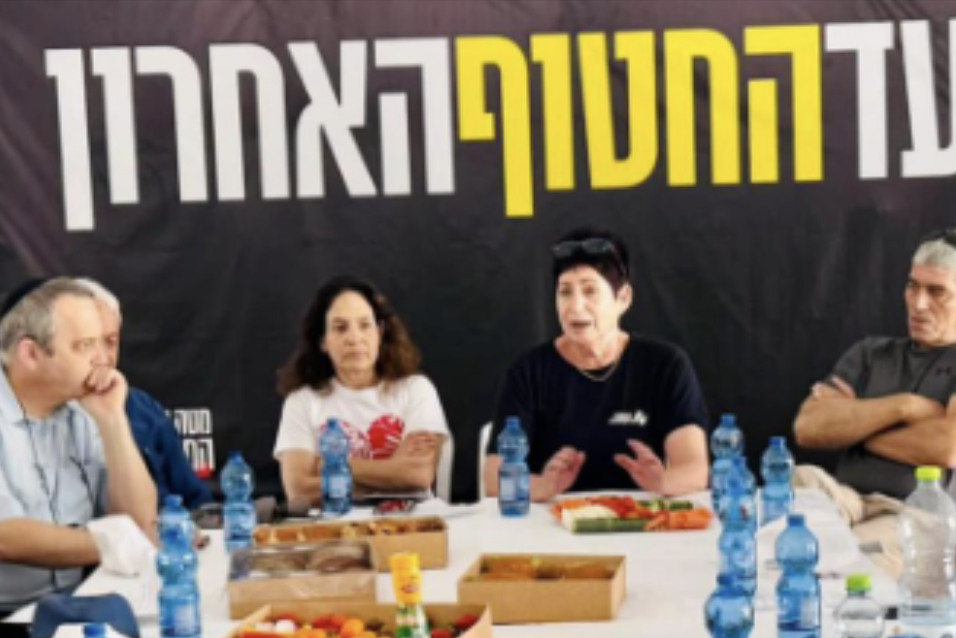 "בשביל מי אנחנו קיימים - עבור החבר? עבור הקיבוץ? עבור החברה הישראלית?" נגה בוטנסקי, במזכירות התנועה הקיבוצית בכיכר החטופים (צילום: דוברות התנועה הקיבוצית)