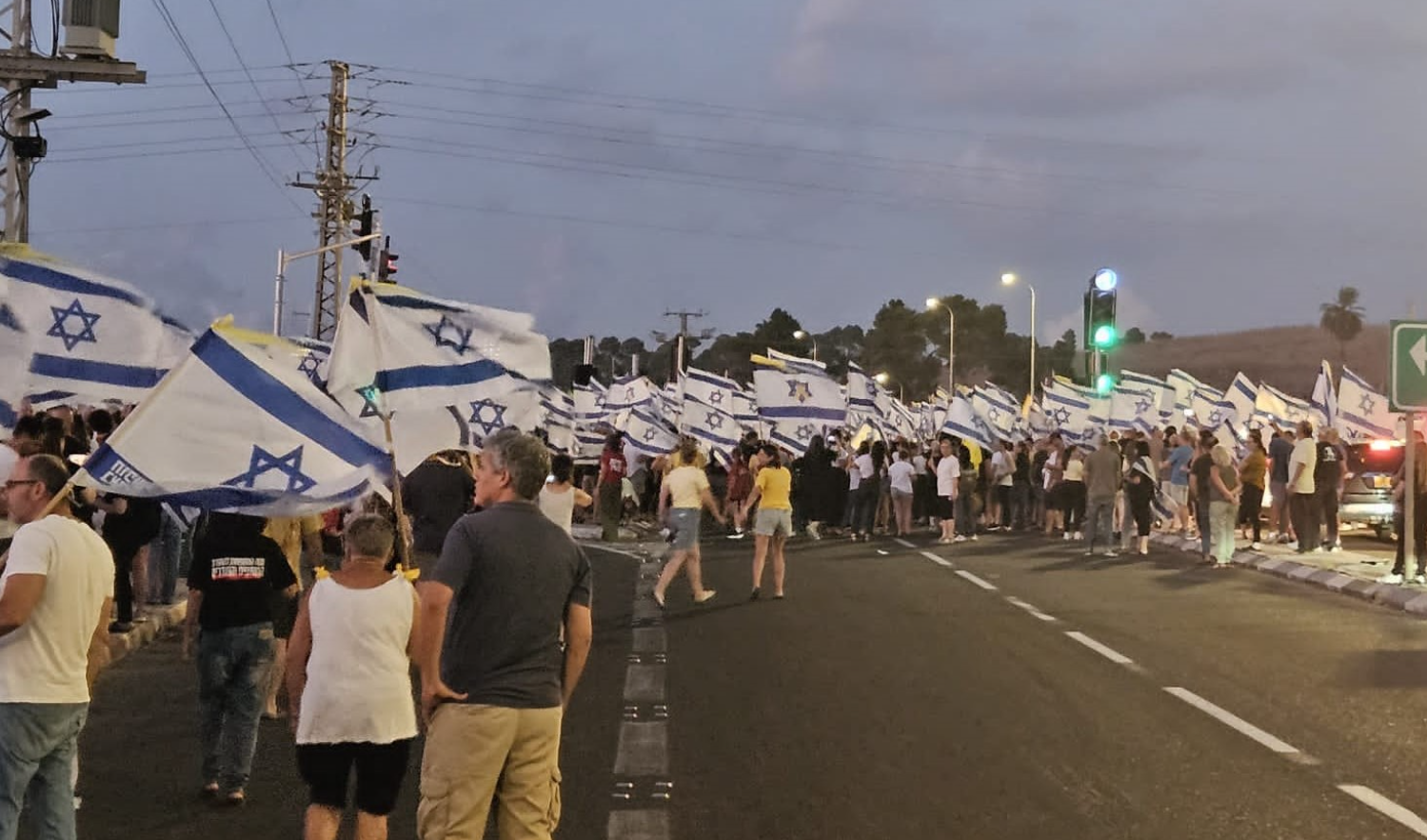 חברי קיבוצים מפגינים להשבת החטופים בצומת נהלל (צילום: דוברות התנועה הקיבוצית)