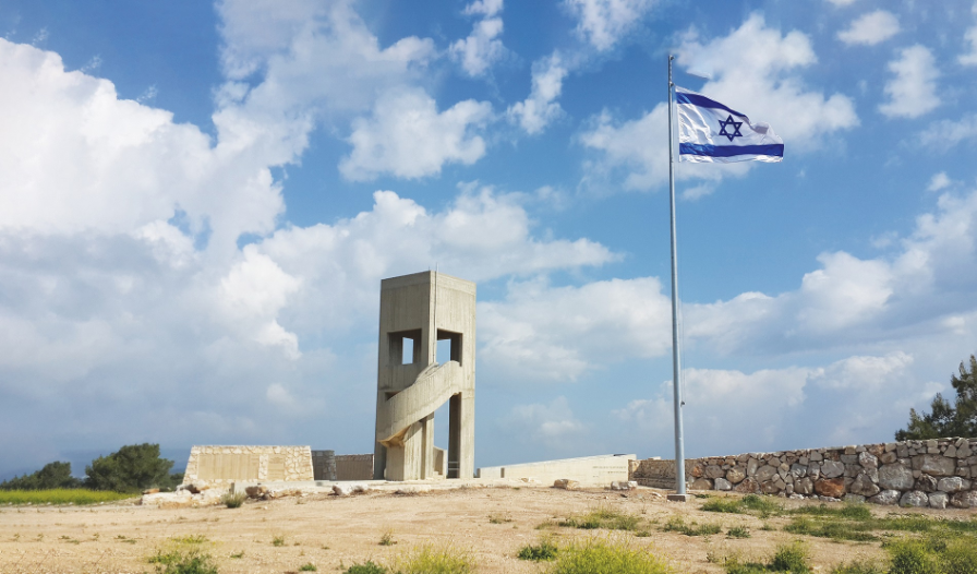 אנדרטת הקיבוצים במשמר העמק. הייבנה קיר חמישי עם שמות 350 חללים (צילום: דוברות התנועה הקיבוצית)