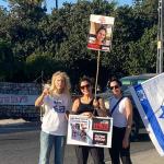 מפגינות למען שחרור החטופים בצומת צמח בחום הלוהט של עמק הירדן