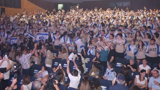 בקרוב ייכנסו "מתחת לאלונקה". החניכים מגרעיני צבר של קיץ 24' בטקס הפתיחה. צילום: עודד אנטמן