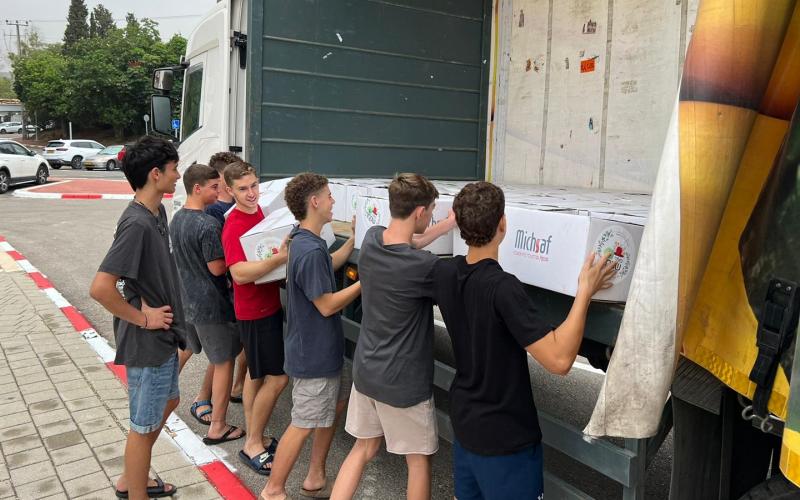 נערים מתיכון שקמה-דרכא מעמיסים ארגזי מזון לתרומה למשאית של גרנות