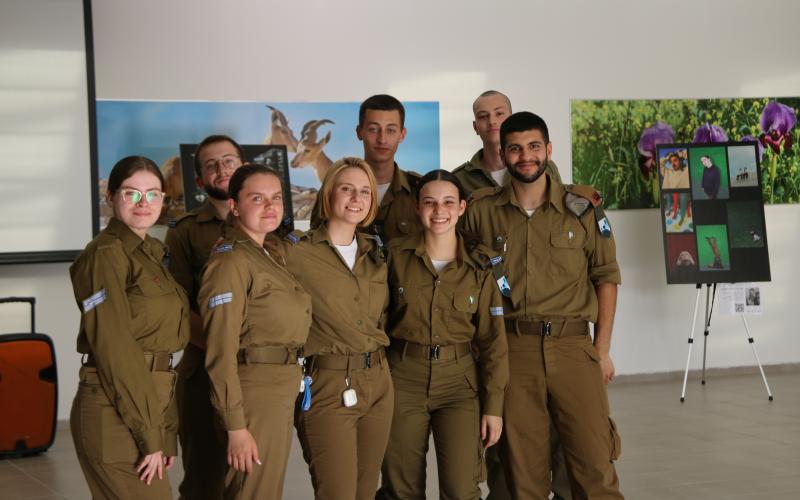 לאה (במרכז) והחיילים המציגים את יצירותיהם בתערוכה בעיר הבה"דים. צילום: אילנה גלושקו